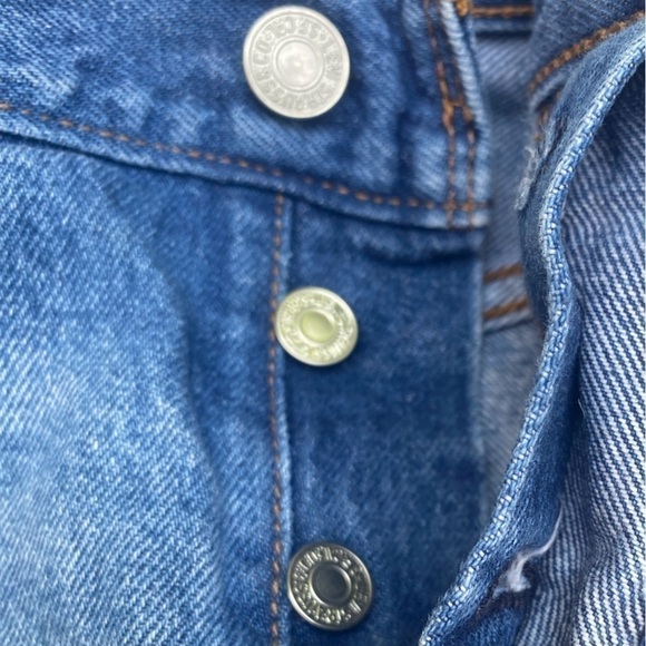 Levi’s 501 button fly size 29 medium wash distressed shorts. Just like new! - Picture 3 of 15